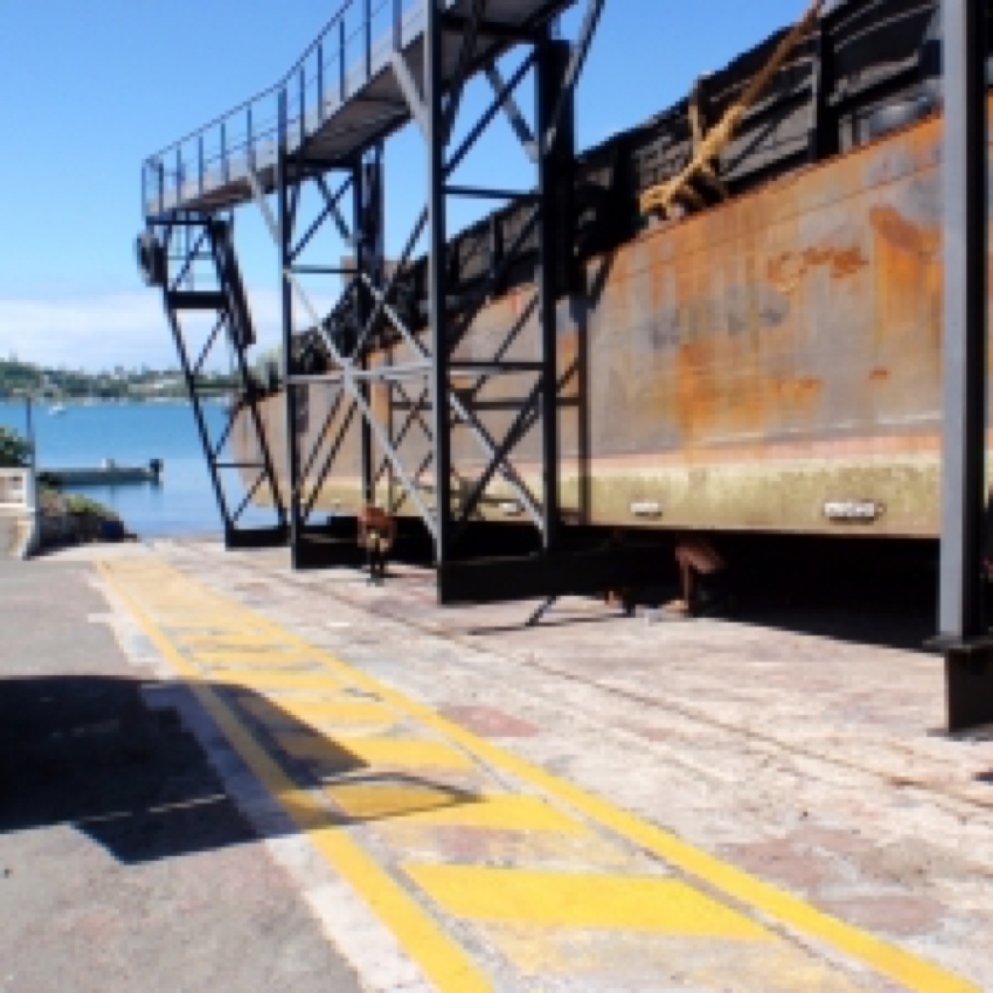 Barge CAPRICORNE et son Remorqueur sur le Récif — ETSM Nouvelle-Calédonie 11